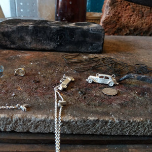 Necklaces with the traction avant 11 on the workbench