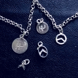 Silvers charms; gearshift pendant, steering wheel, logo ancien or chevron small