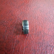 Cargar imagen en el visor de la galería, Carbon tyre ring 2cv pattern car jewel