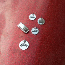 Cargar imagen en el visor de la galería, Various models of VW pendants are possible