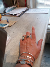 Laden Sie das Bild in den Galerie-Viewer, Double chevron signet ring