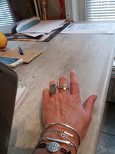 Laden Sie das Bild in den Galerie-Viewer, Double chevron signet ring