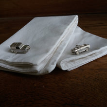 Cargar imagen en el visor de la galería, Sterling silver 1:160 landrover can be made into cufflinks
