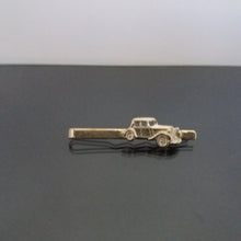 Load image into Gallery viewer, Tie clip or pin with car