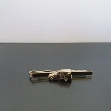 Load image into Gallery viewer, Tie clip or pin with car