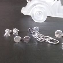 Cargar imagen en el visor de la galería, Chevron earstuds silver and silhouette earrings and ancien logo pendants