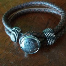 Charger l&#39;image dans la galerie, Leather bracelet with gearshift button
