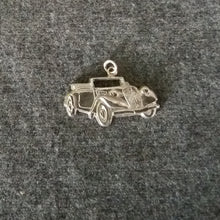 Load image into Gallery viewer, Traction Avant 2D pendant