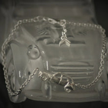 Cargar imagen en el visor de la galería, Silver elegant bracelet with car and chevron at the end