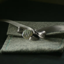 Cargar imagen en el visor de la galería, Large gearshift pattern pendant in sterling silver